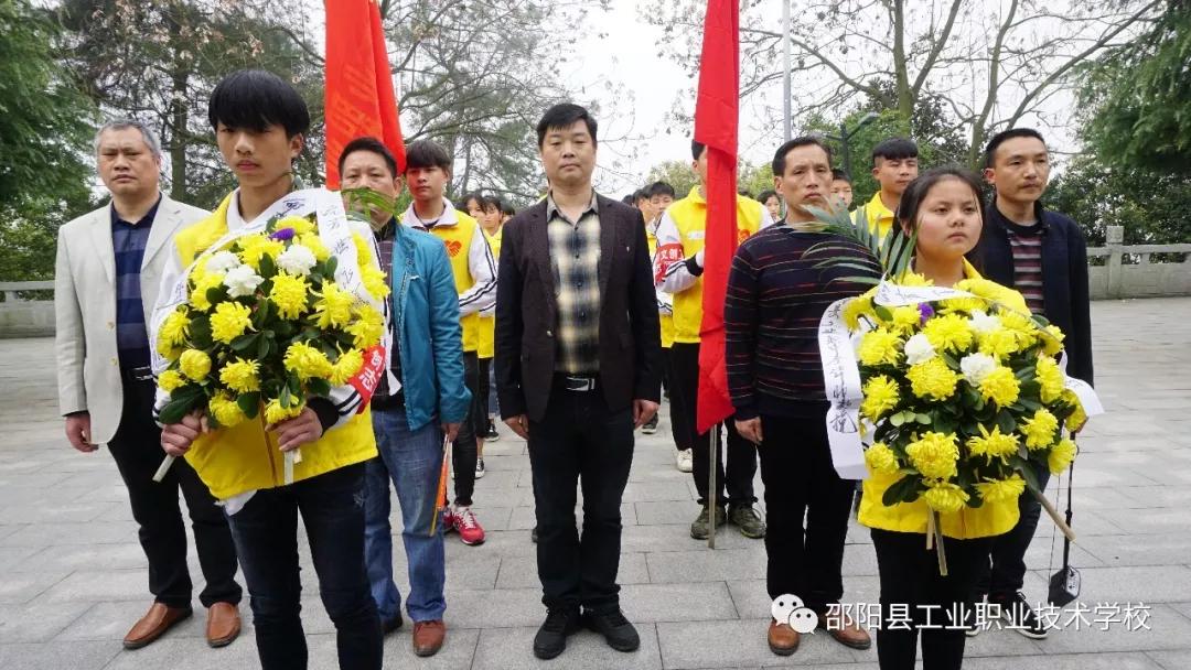县工业职中开展烈士陵园扫墓活动