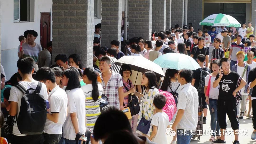 我校2018级新生入学报到积极