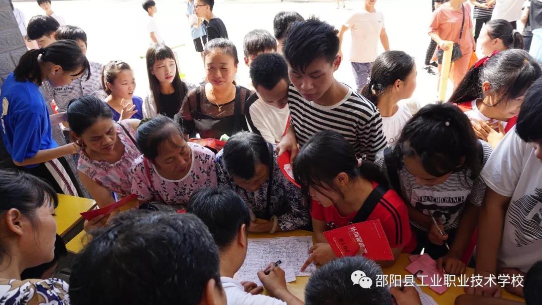 我校2018级新生入学报到积极