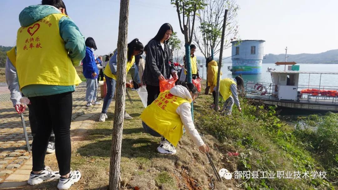 邵阳县工业职业技术学校举办“爱护环境，保护母亲河”公益活动