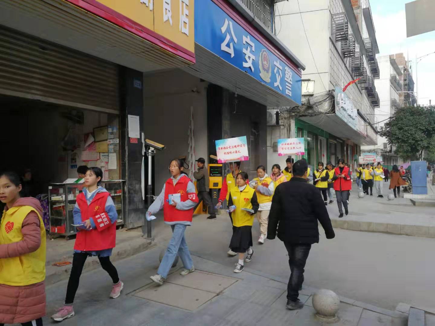 邵阳县工业职业技术学校义工会参与双合社区法律宣传活动