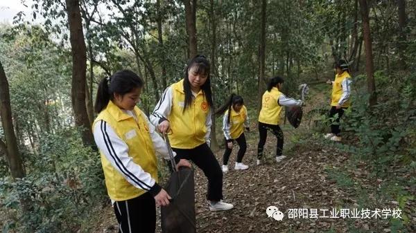 情系雷锋月 爱洒三月天——邵阳县工业职业技术学校2019年学雷锋月主题活动小结