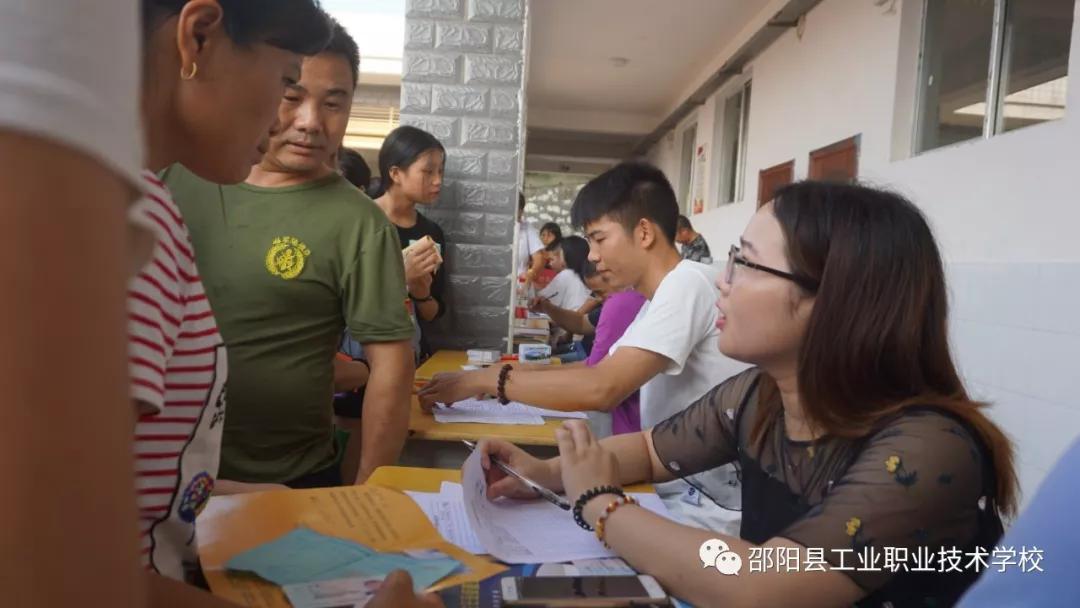 邵阳县工业职业技术学校师生共迎2019级新生