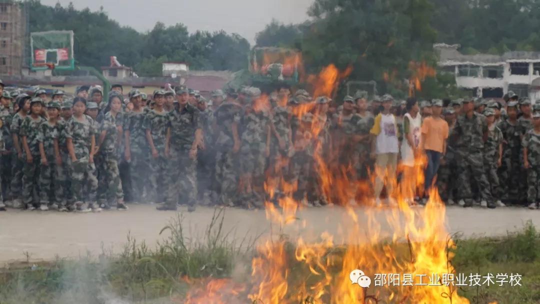 邵阳县工业职业技术学校开展“消防进军训”安全教育课