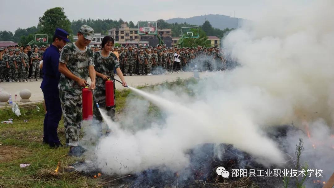 邵阳县工业职业技术学校开展“消防进军训”安全教育课