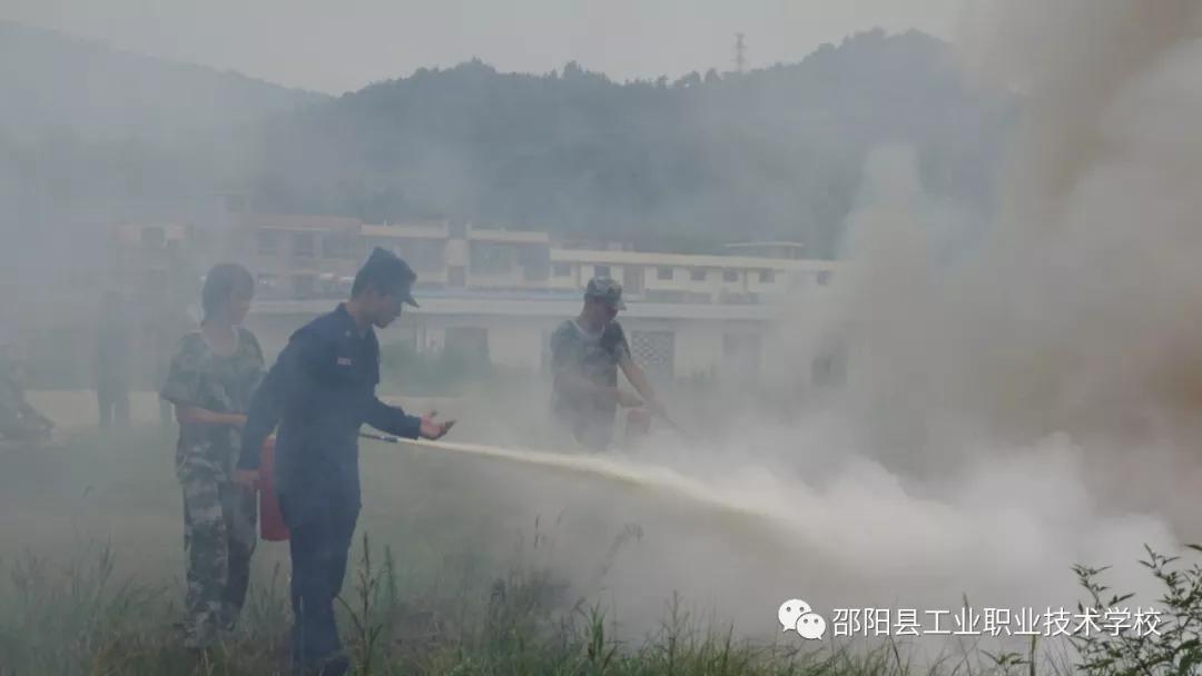 邵阳县工业职业技术学校开展“消防进军训”安全教育课