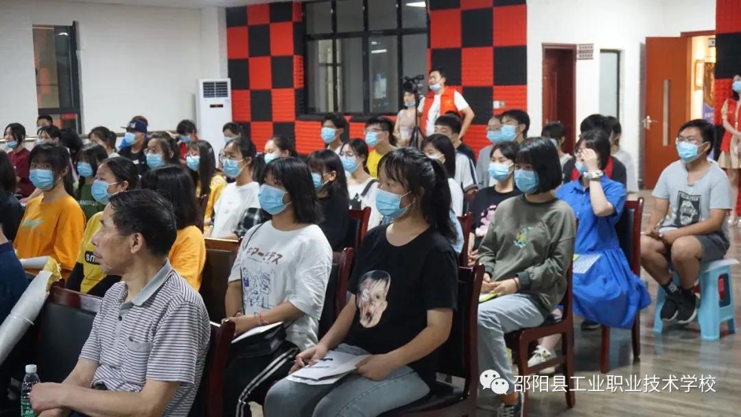 邵阳县工业职业技术学校组织学生参加油画家唐三超公益讲座