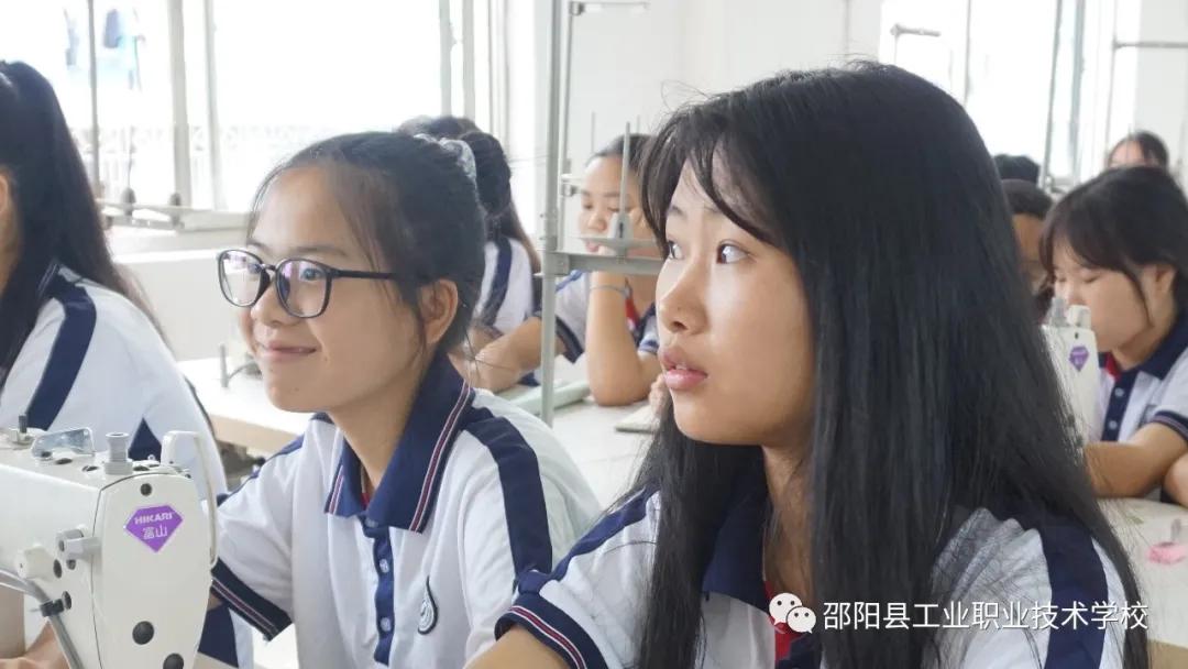 邵阳县工业职业技术学校特邀服装教授来校开展讲座