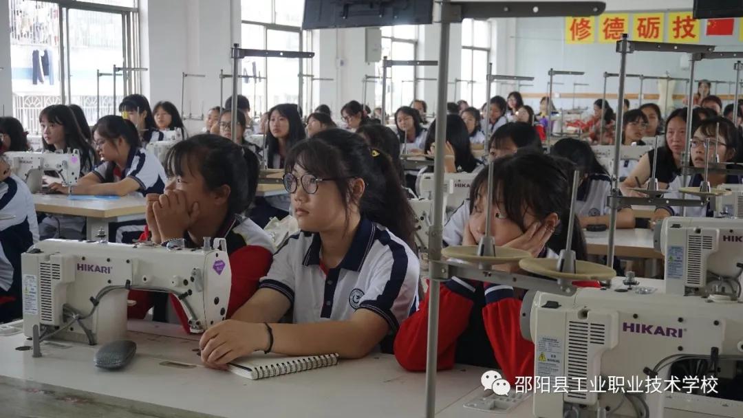 邵阳县工业职业技术学校特邀服装教授来校开展讲座