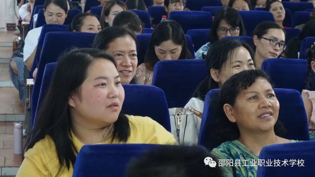 邵阳县工业职中邀请专家作学术论文撰写与校本教材开发专题讲座