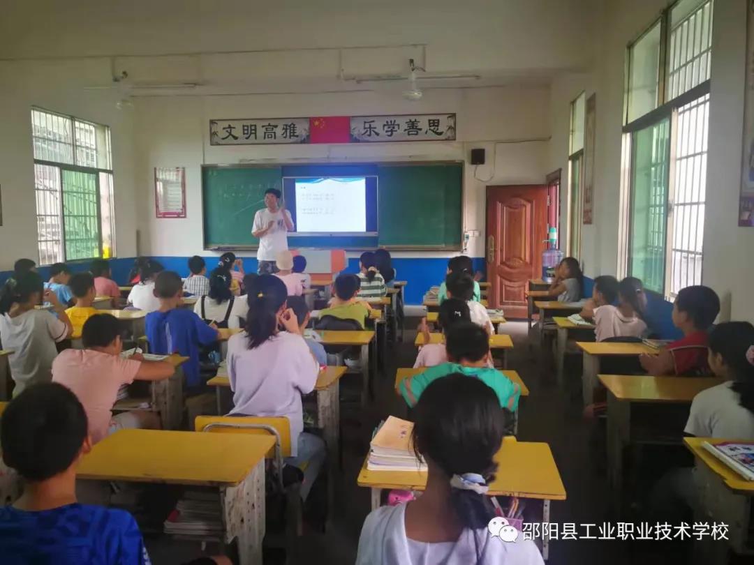 邵阳县工业职业技术学校与霞塘云中学举行“校际互促”推进会