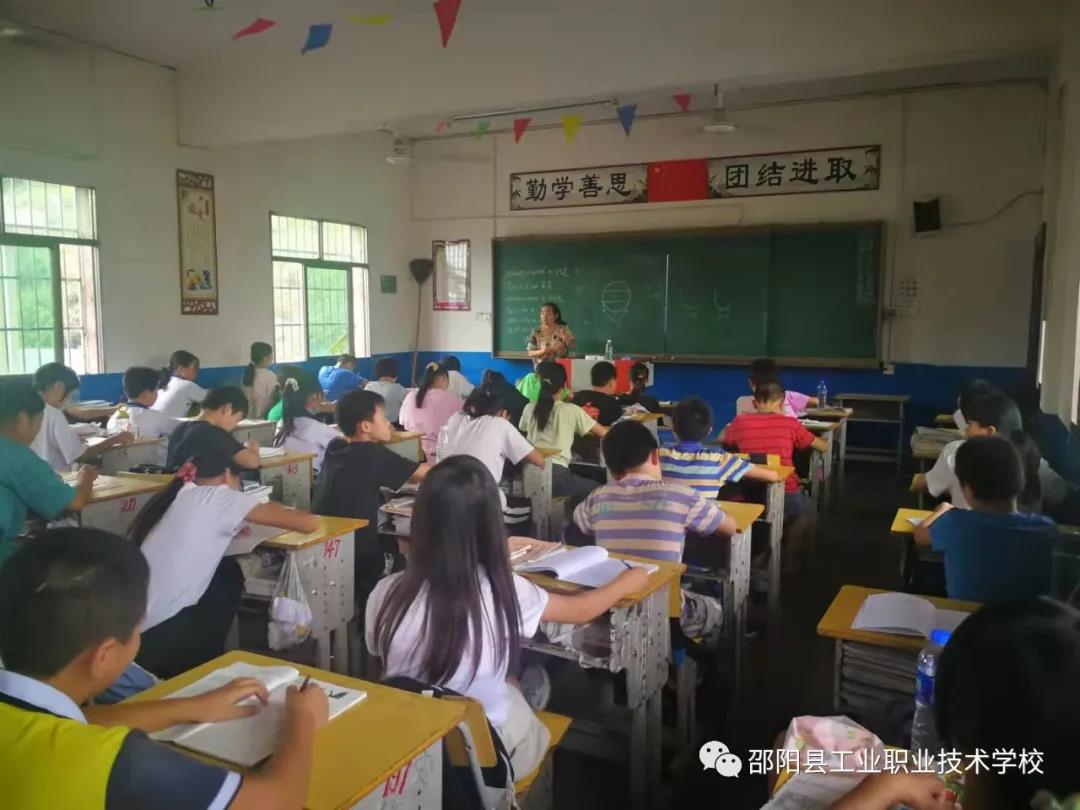 邵阳县工业职业技术学校与霞塘云中学举行“校际互促”推进会