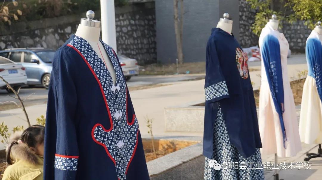 迈向精彩艺术人生，绽放校园文化魅力--邵阳县工业职中举办第13届艺术节作品展