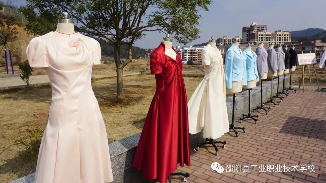 迈向精彩艺术人生，绽放校园文化魅力--邵阳县工业职中举办第13届艺术节作品展