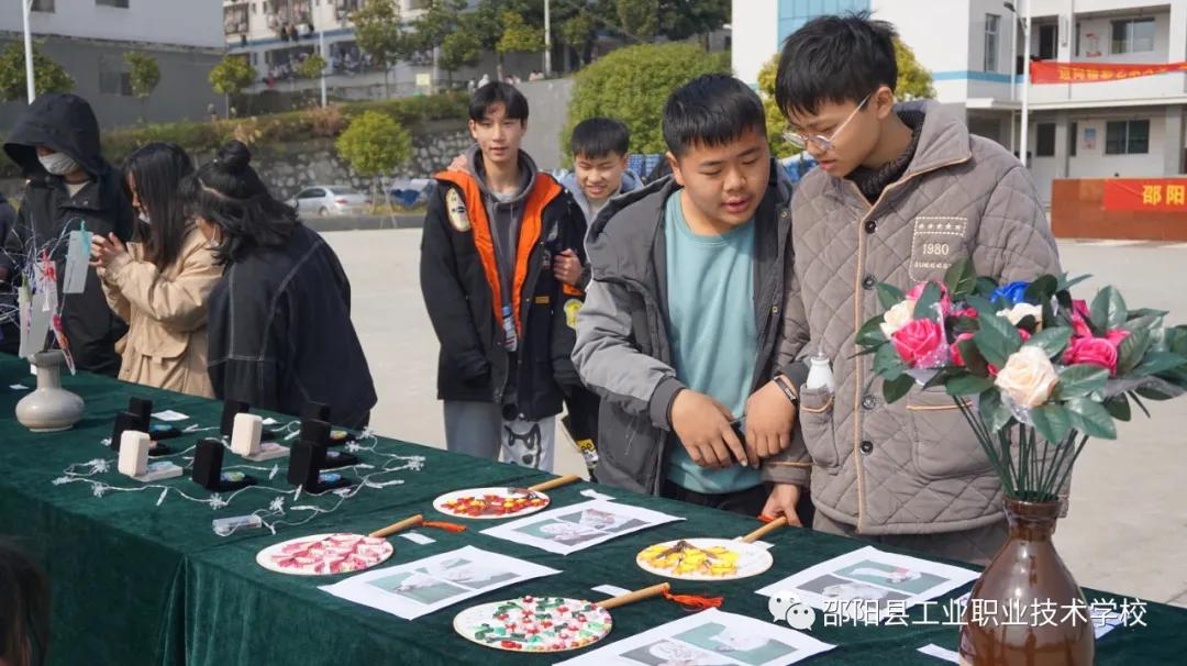 迈向精彩艺术人生，绽放校园文化魅力--邵阳县工业职中举办第13届艺术节作品展
