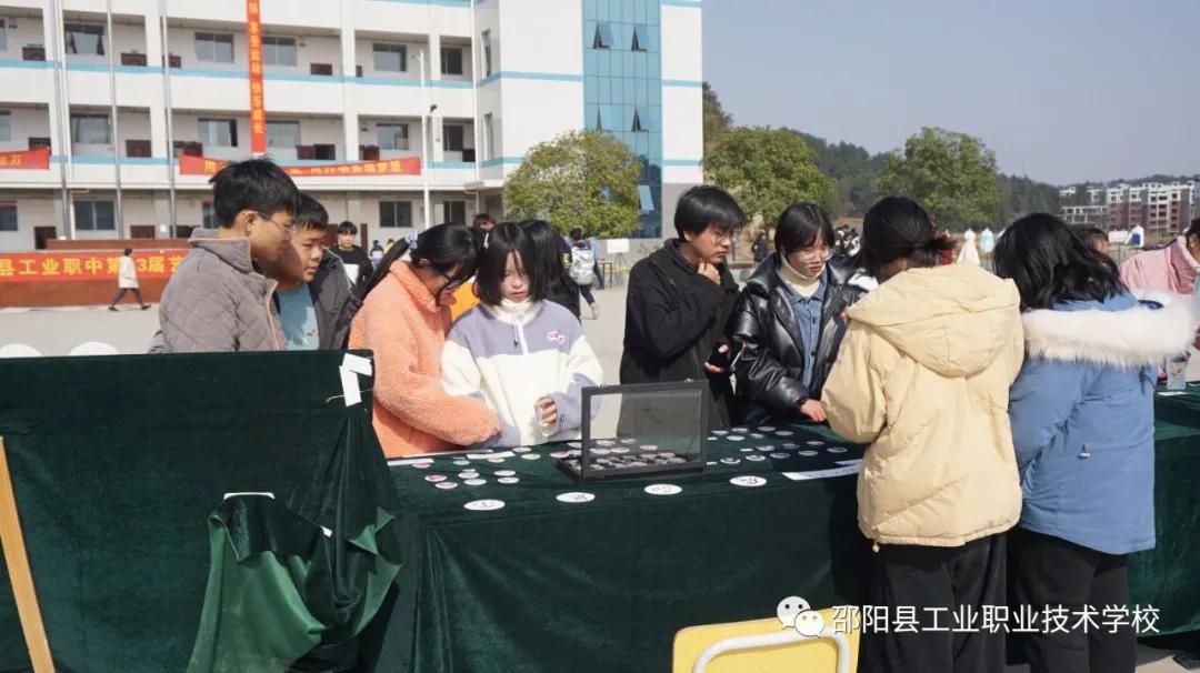 迈向精彩艺术人生，绽放校园文化魅力--邵阳县工业职中举办第13届艺术节作品展