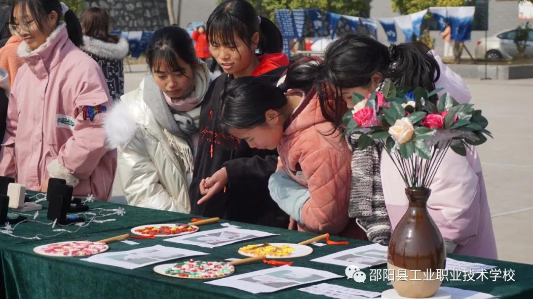 迈向精彩艺术人生，绽放校园文化魅力--邵阳县工业职中举办第13届艺术节作品展