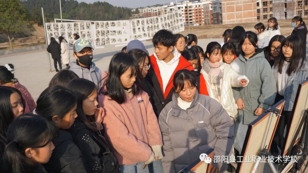迈向精彩艺术人生，绽放校园文化魅力--邵阳县工业职中举办第13届艺术节作品展