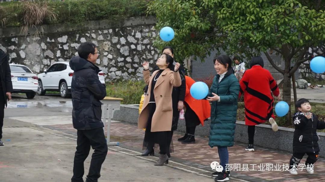 邵阳县工业职中开展趣味活动喜迎“三八”妇女节