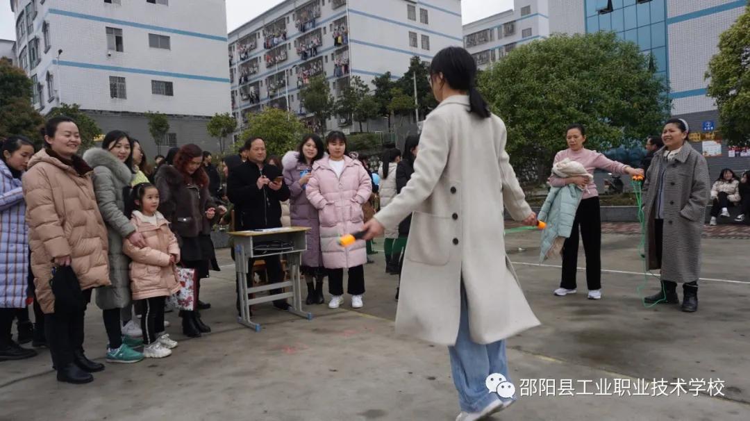 邵阳县工业职中开展趣味活动喜迎“三八”妇女节