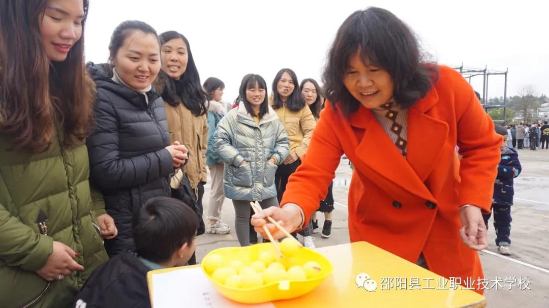 邵阳县工业职中开展趣味活动喜迎“三八”妇女节