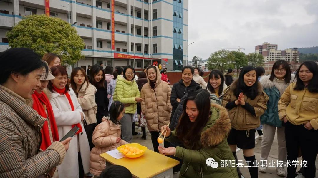 邵阳县工业职中开展趣味活动喜迎“三八”妇女节