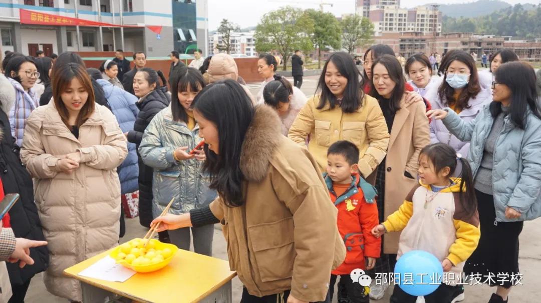 邵阳县工业职中开展趣味活动喜迎“三八”妇女节