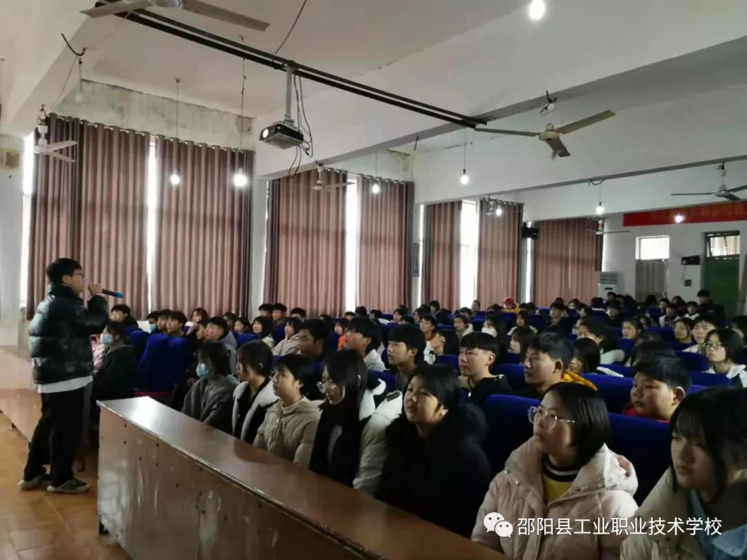 学习雷锋精神，服务亮丽校园
