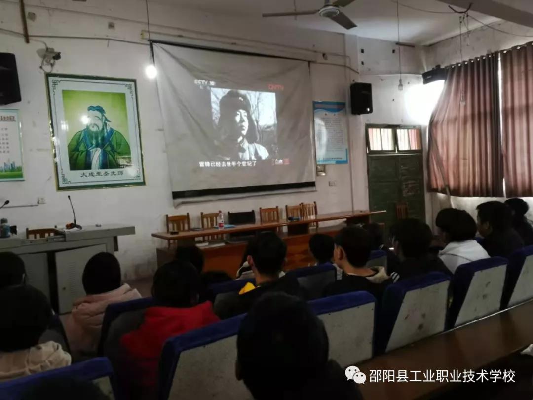 学习雷锋精神，服务亮丽校园