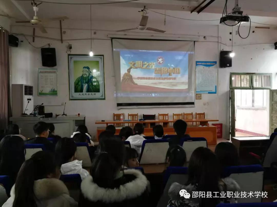 学习雷锋精神，服务亮丽校园