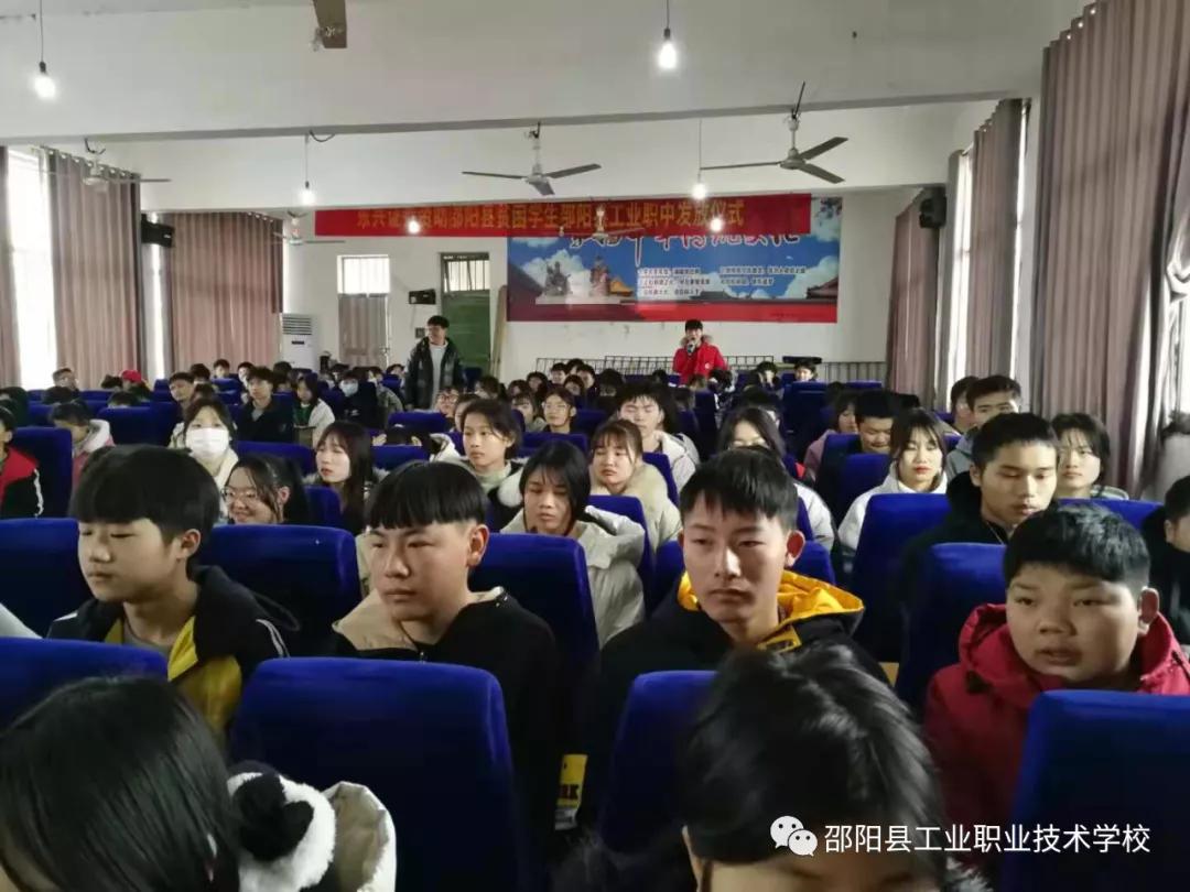 学习雷锋精神，服务亮丽校园