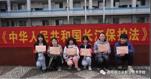 秀丹青书法，展中职之风