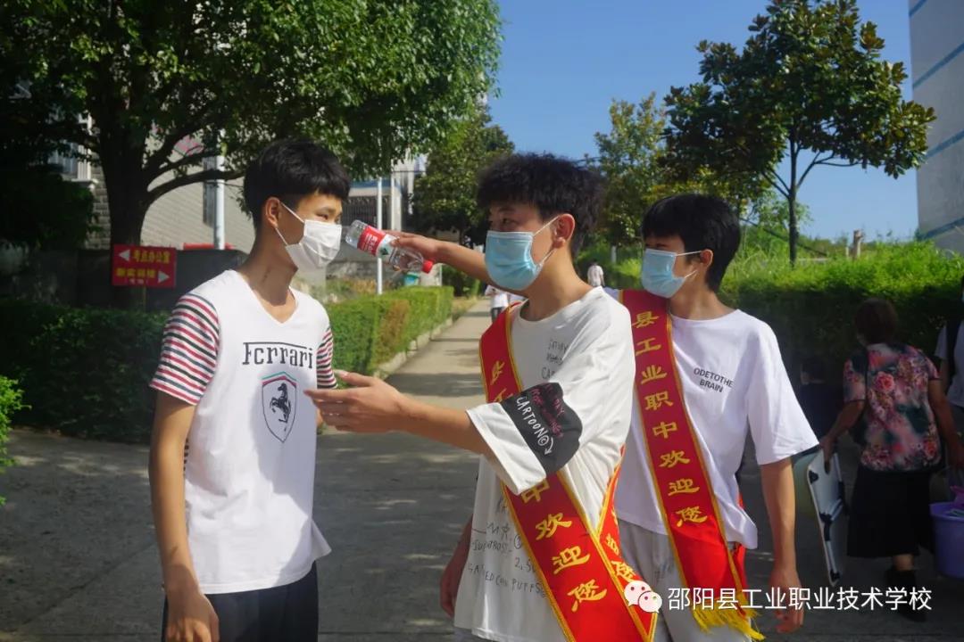 邵阳县工业职业学校：做好疫情防控，迎接新生报到
