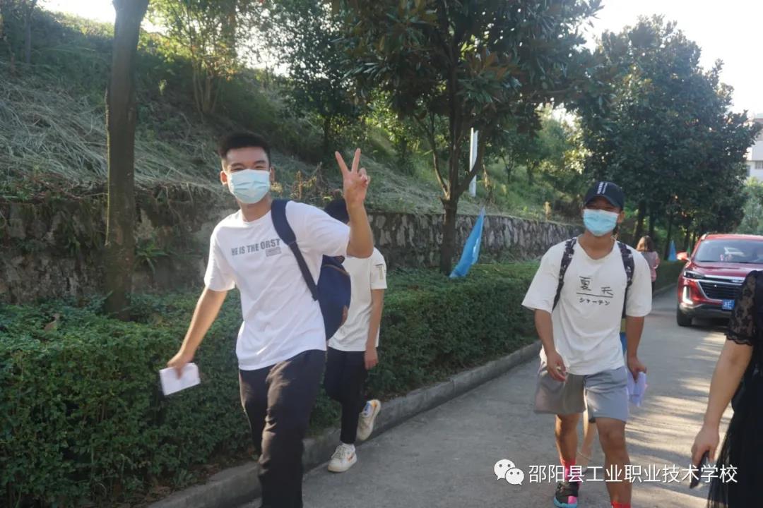 邵阳县工业职业学校：做好疫情防控，迎接新生报到
