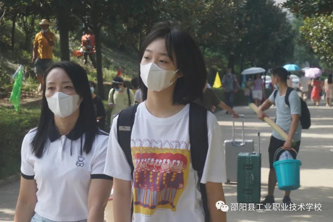 邵阳县工业职业学校：做好疫情防控，迎接新生报到