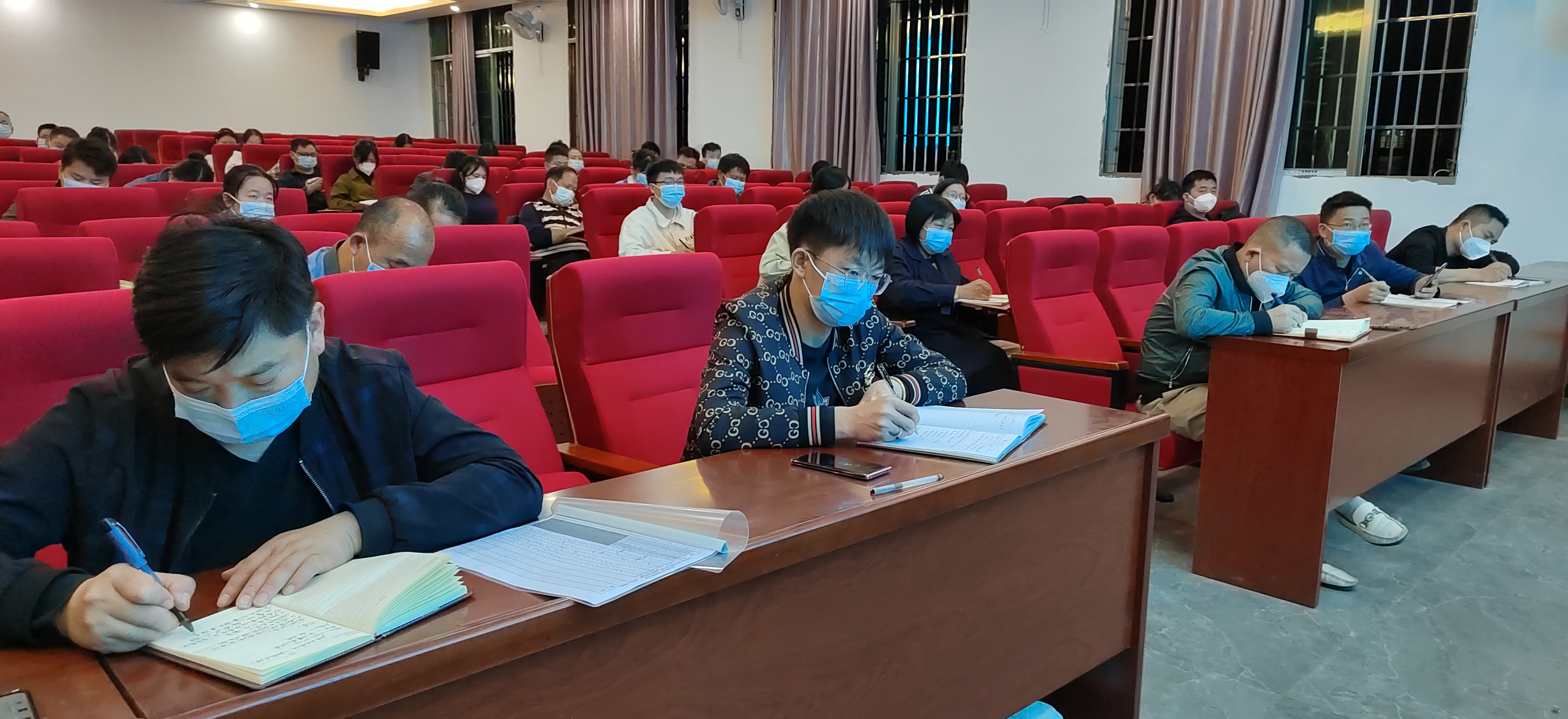 万众一心,共克时艰