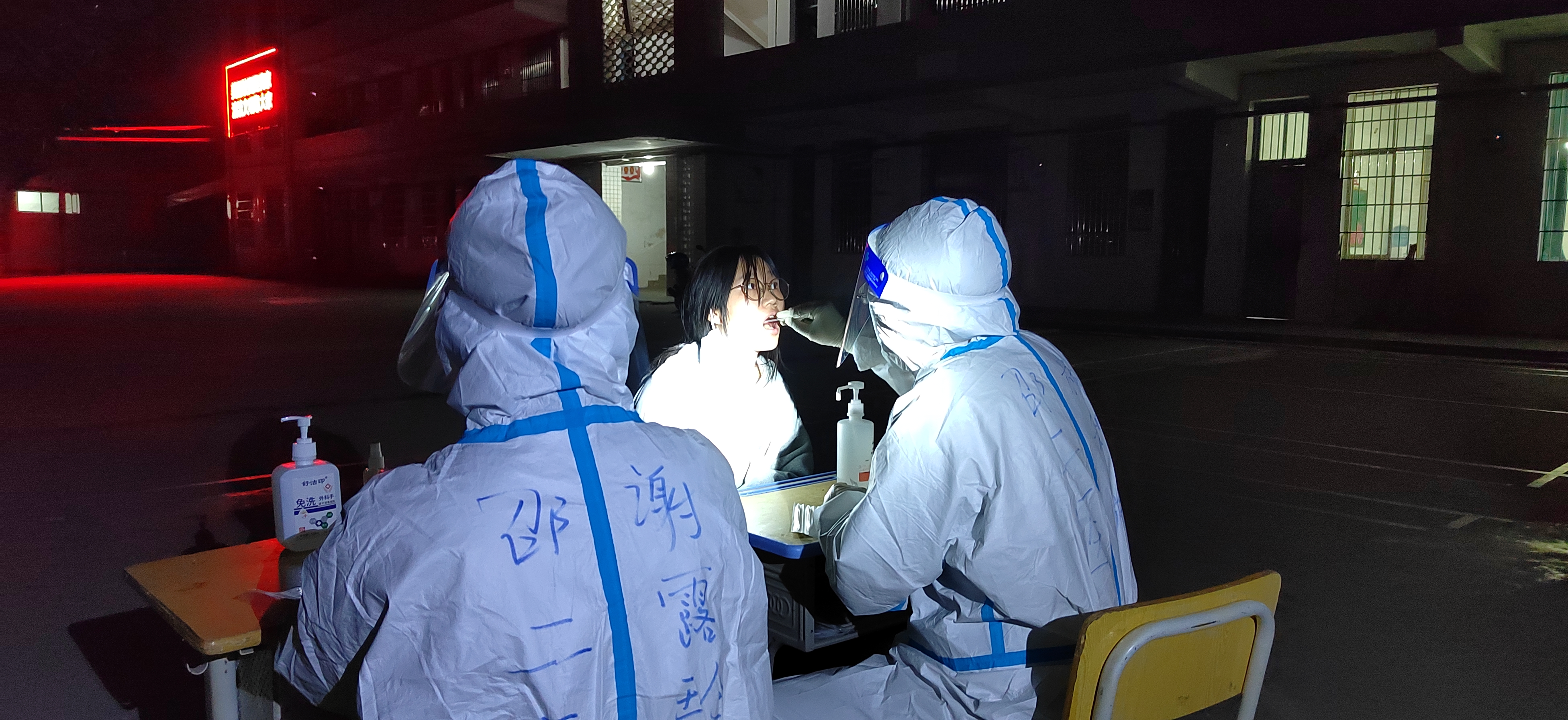 感君守护恩，似海永不忘