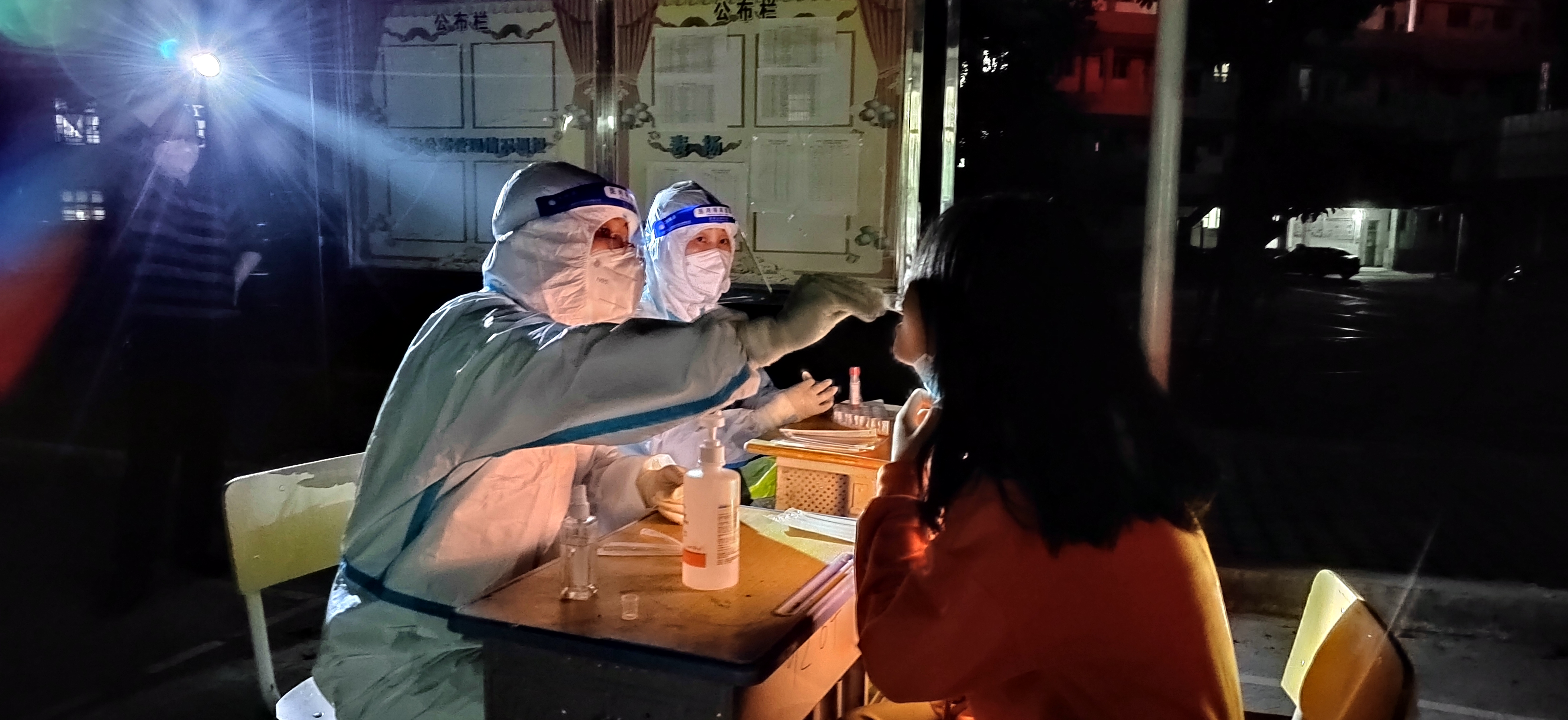 感君守护恩，似海永不忘