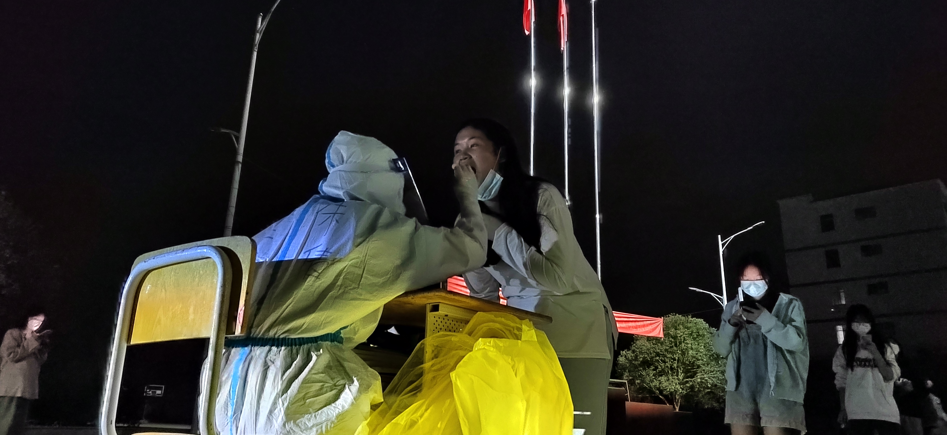 感君守护恩，似海永不忘