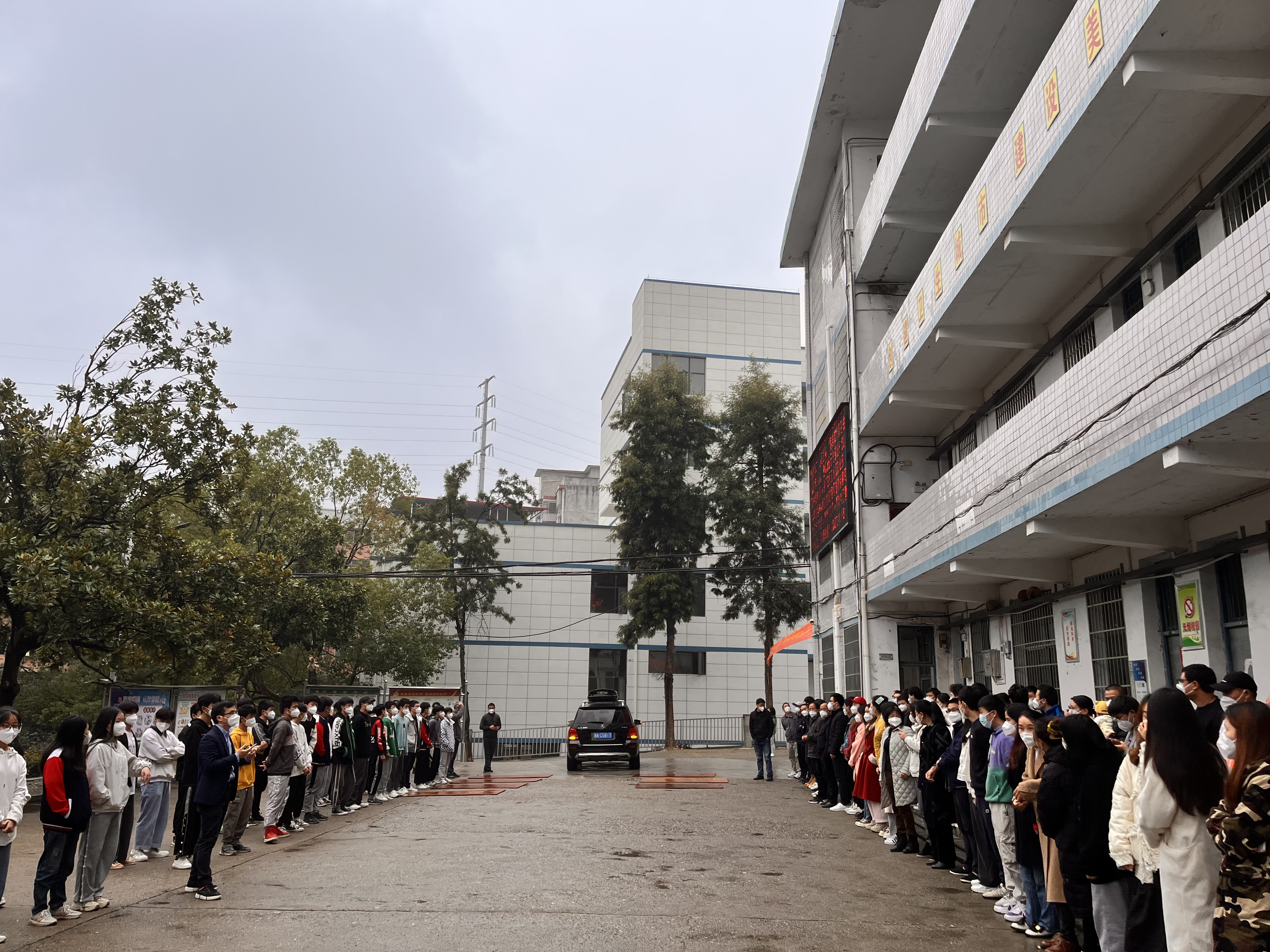 感君守护恩，似海永不忘