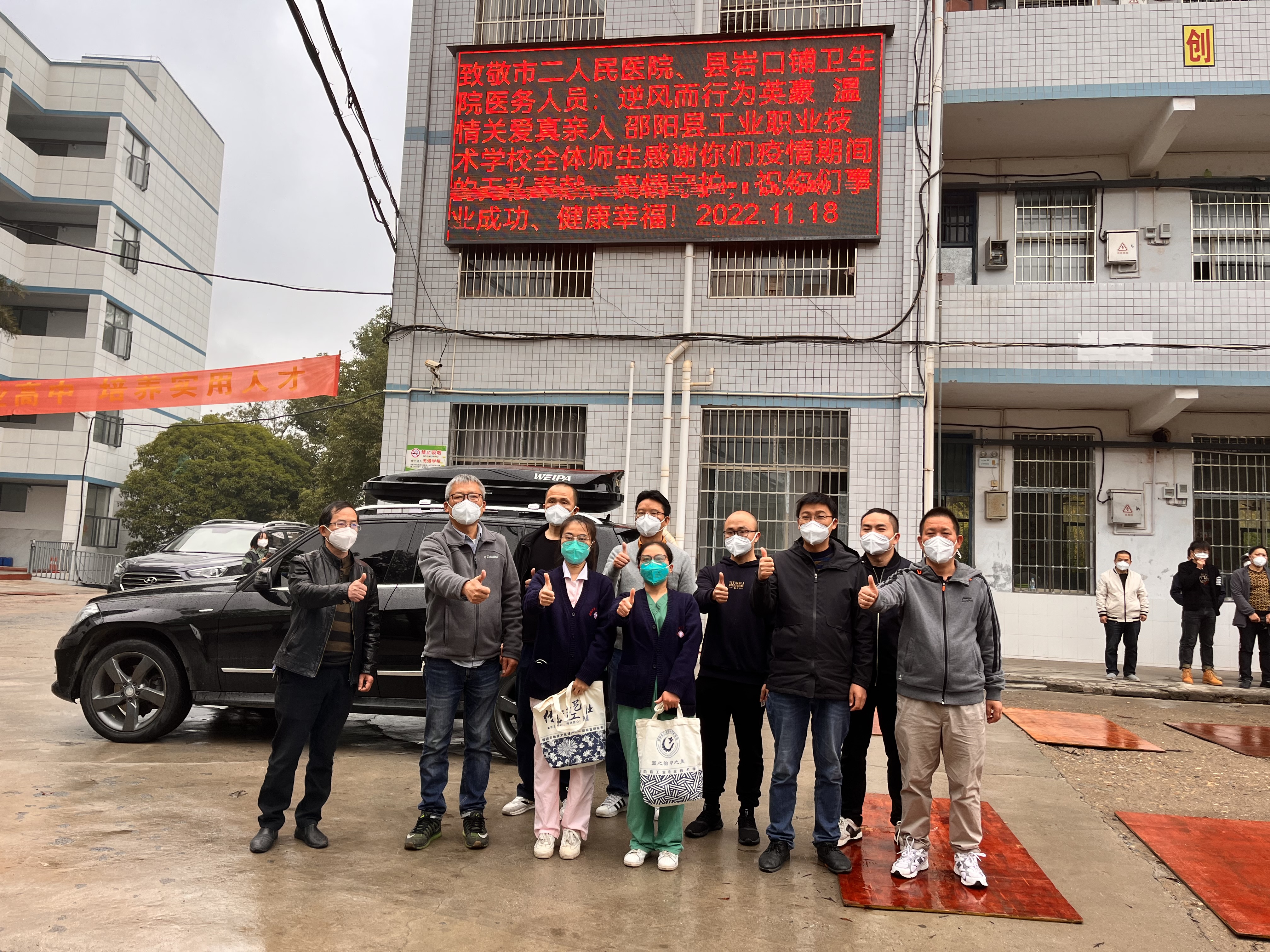 感君守护恩，似海永不忘