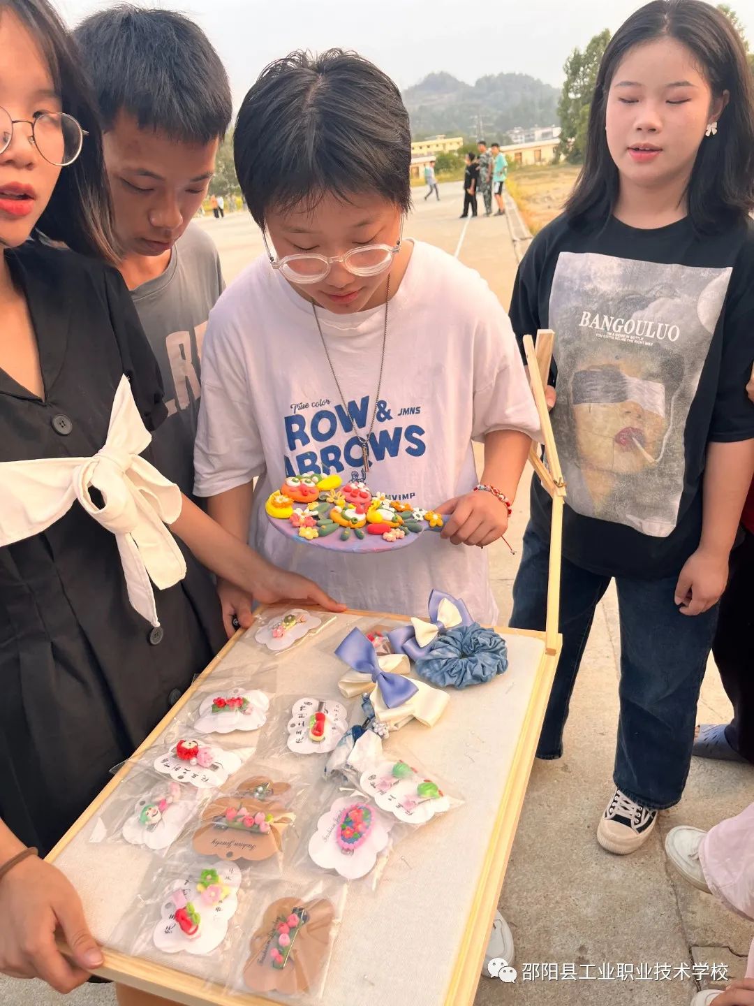 秋色缤纷，等风也在等你——邵阳县工业职中举行社团招新活动