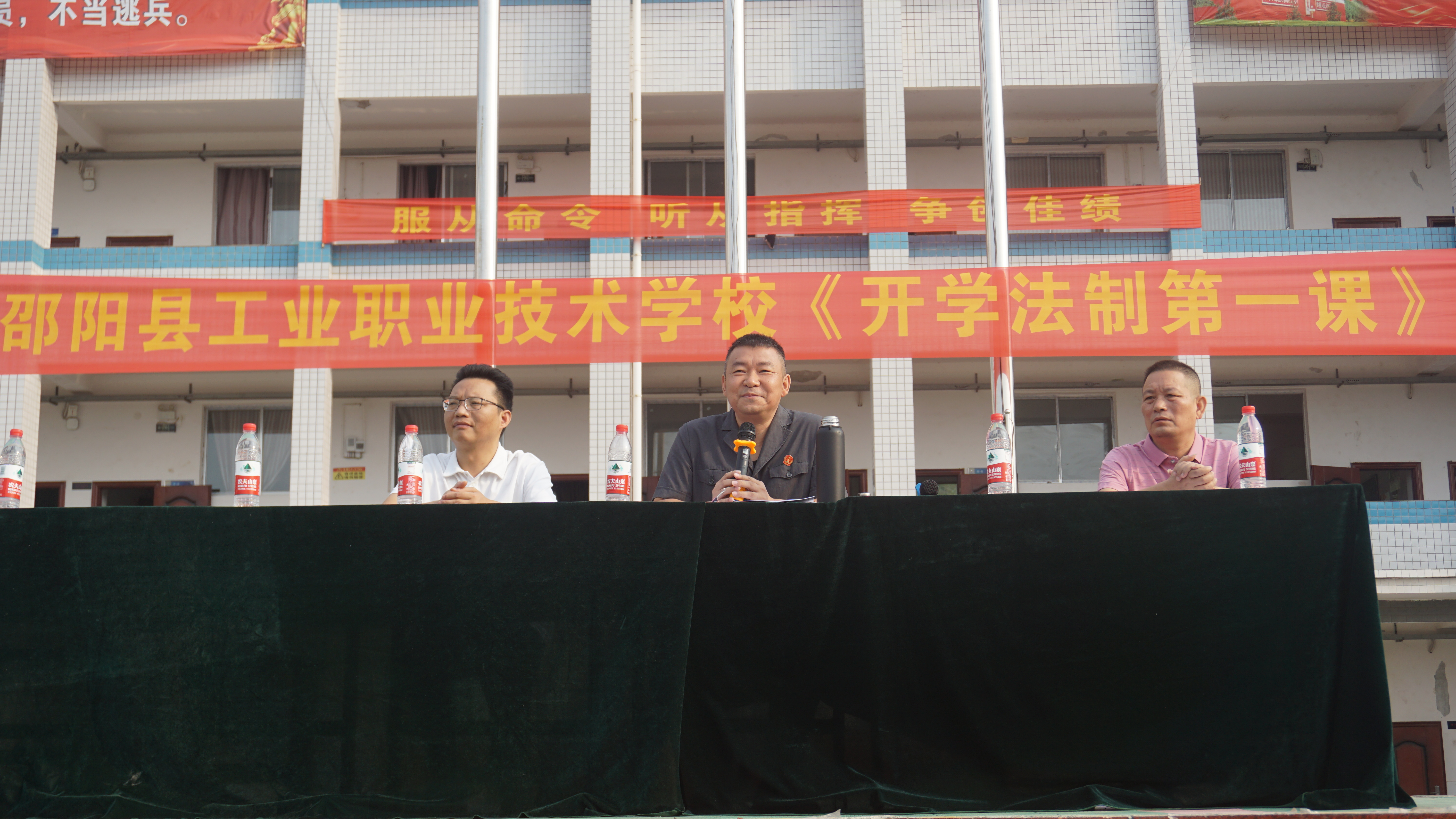 让法律之花在校园枝头绽放