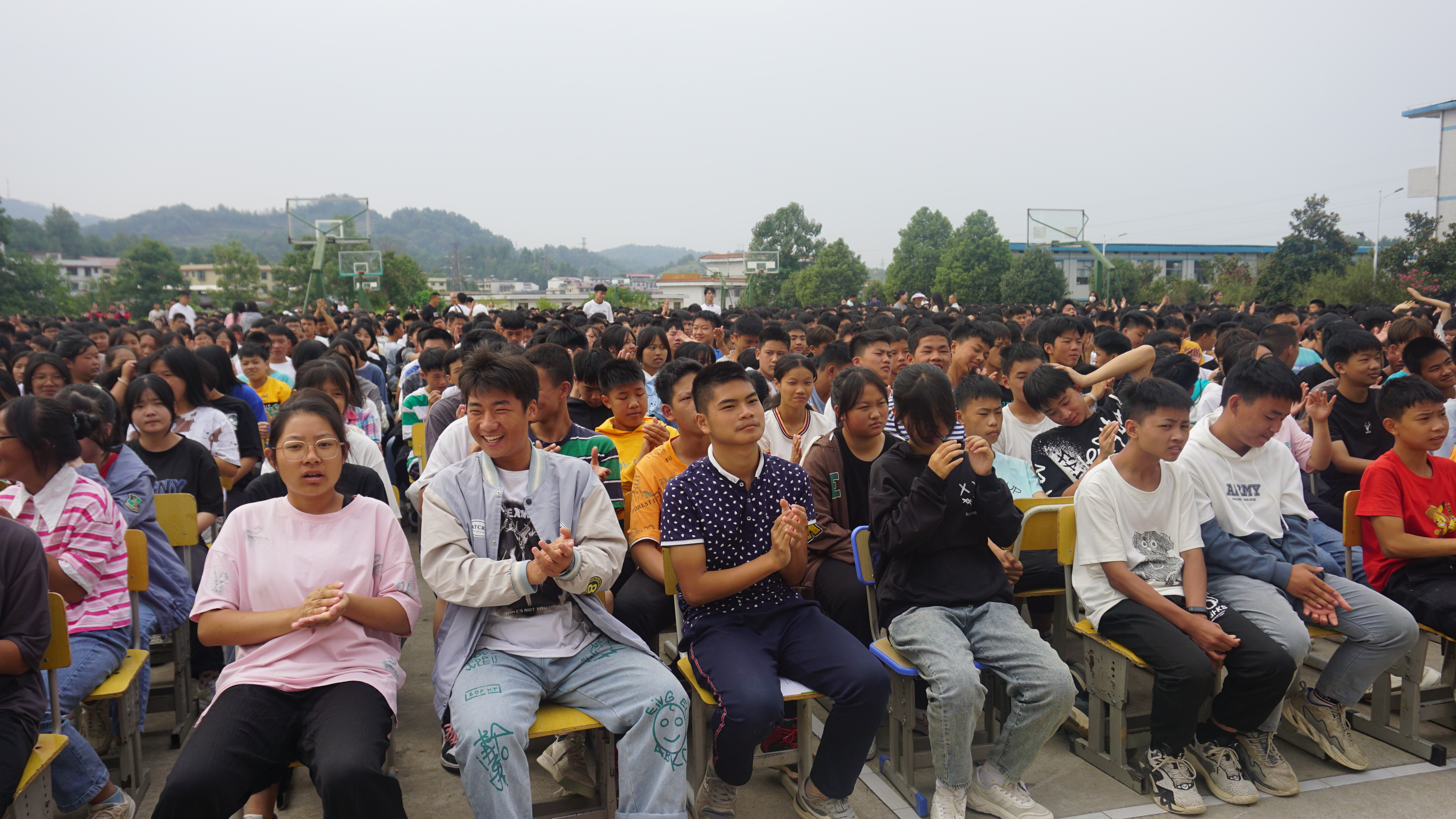 让法律之花在校园枝头绽放