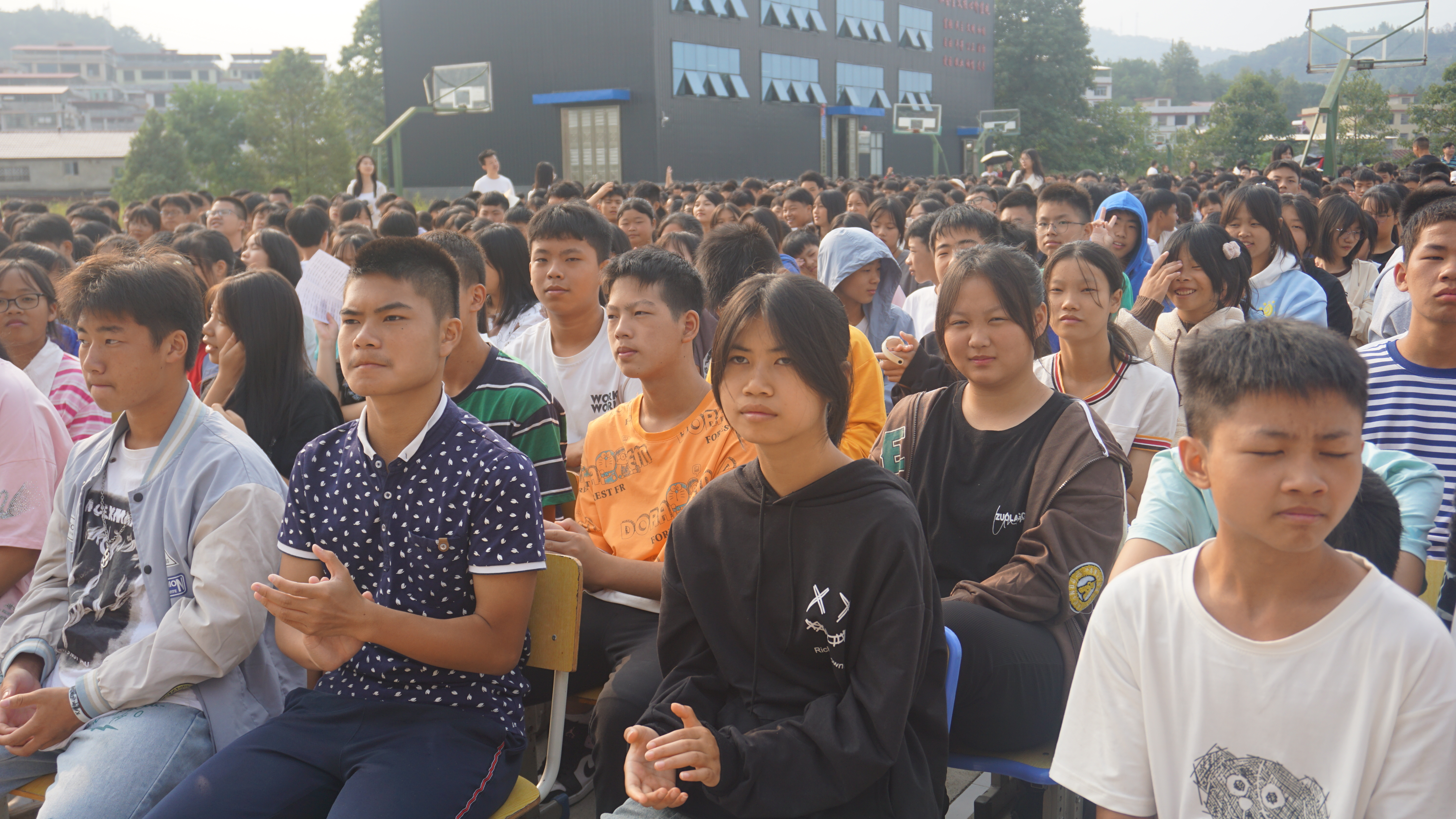 让法律之花在校园枝头绽放