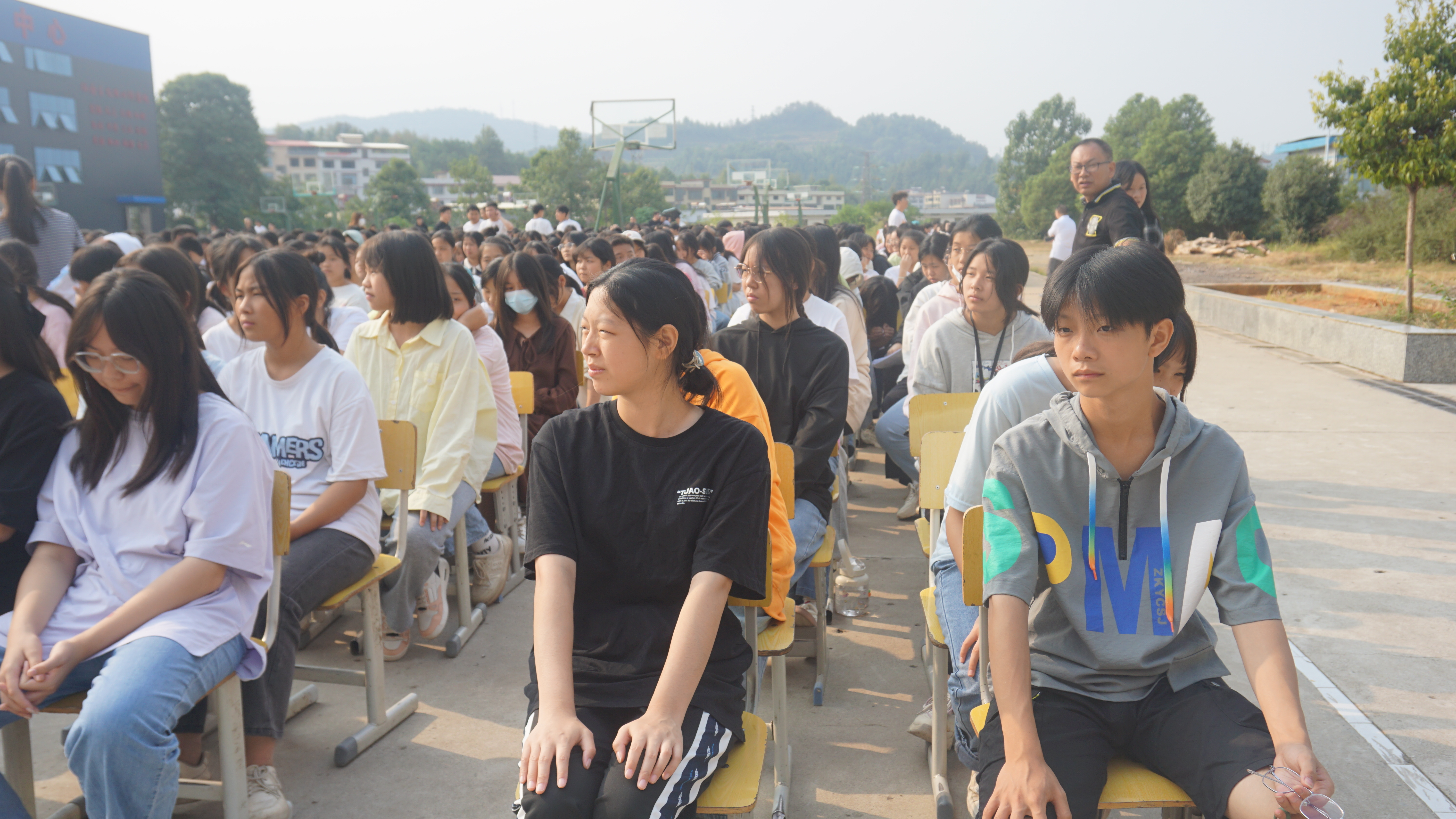 让法律之花在校园枝头绽放