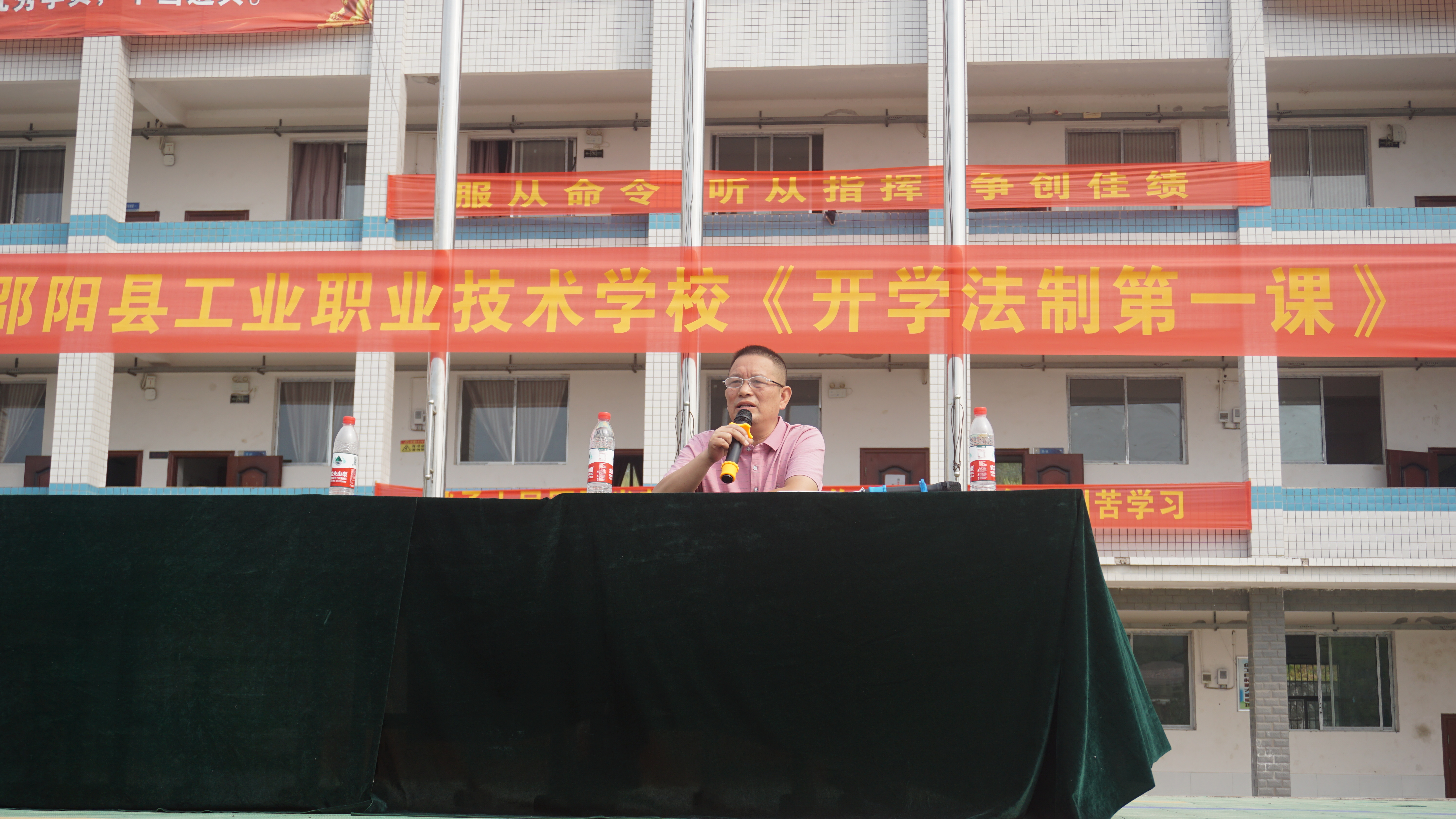 让法律之花在校园枝头绽放