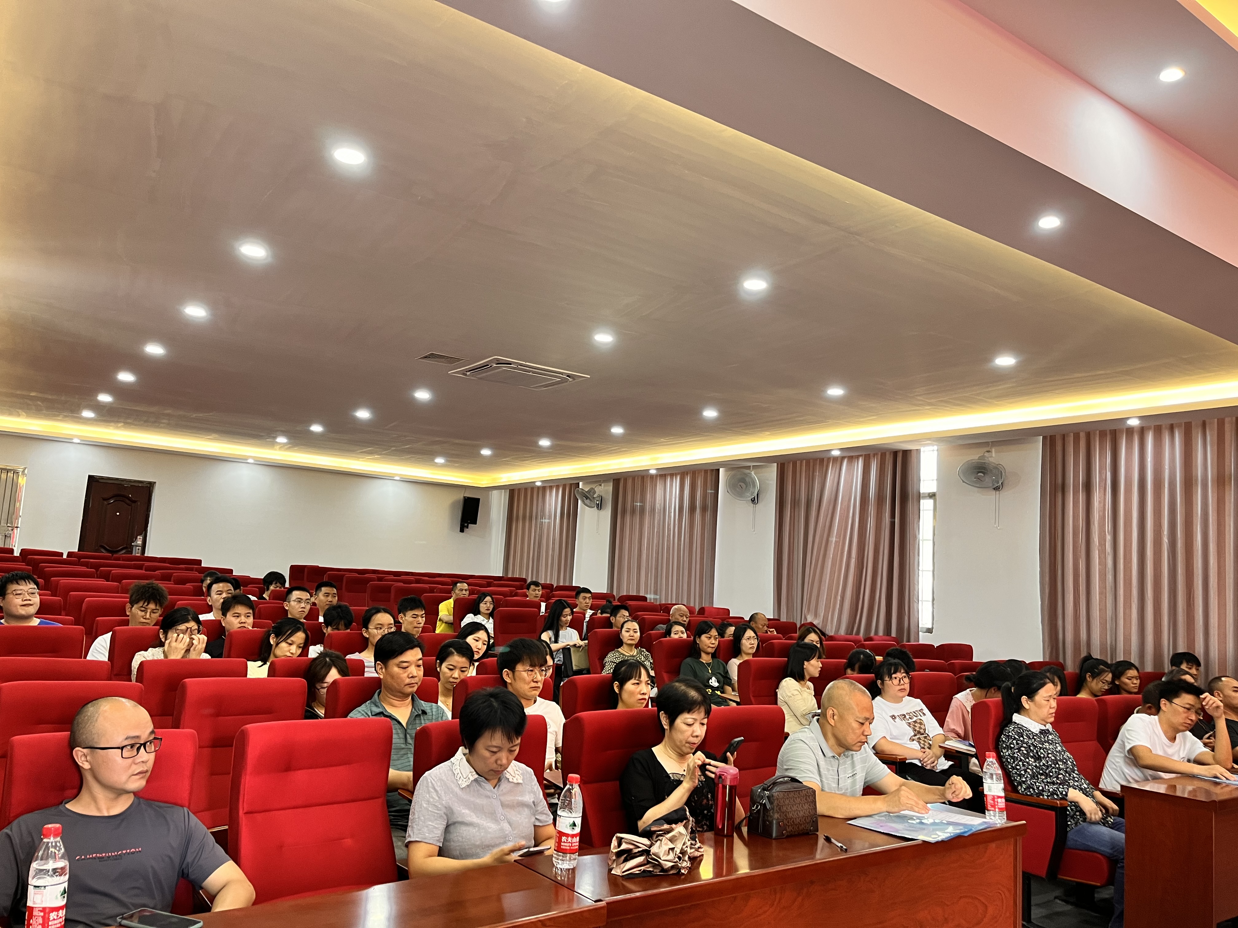 春泥护花帮传带,青蓝戮力谱芳华