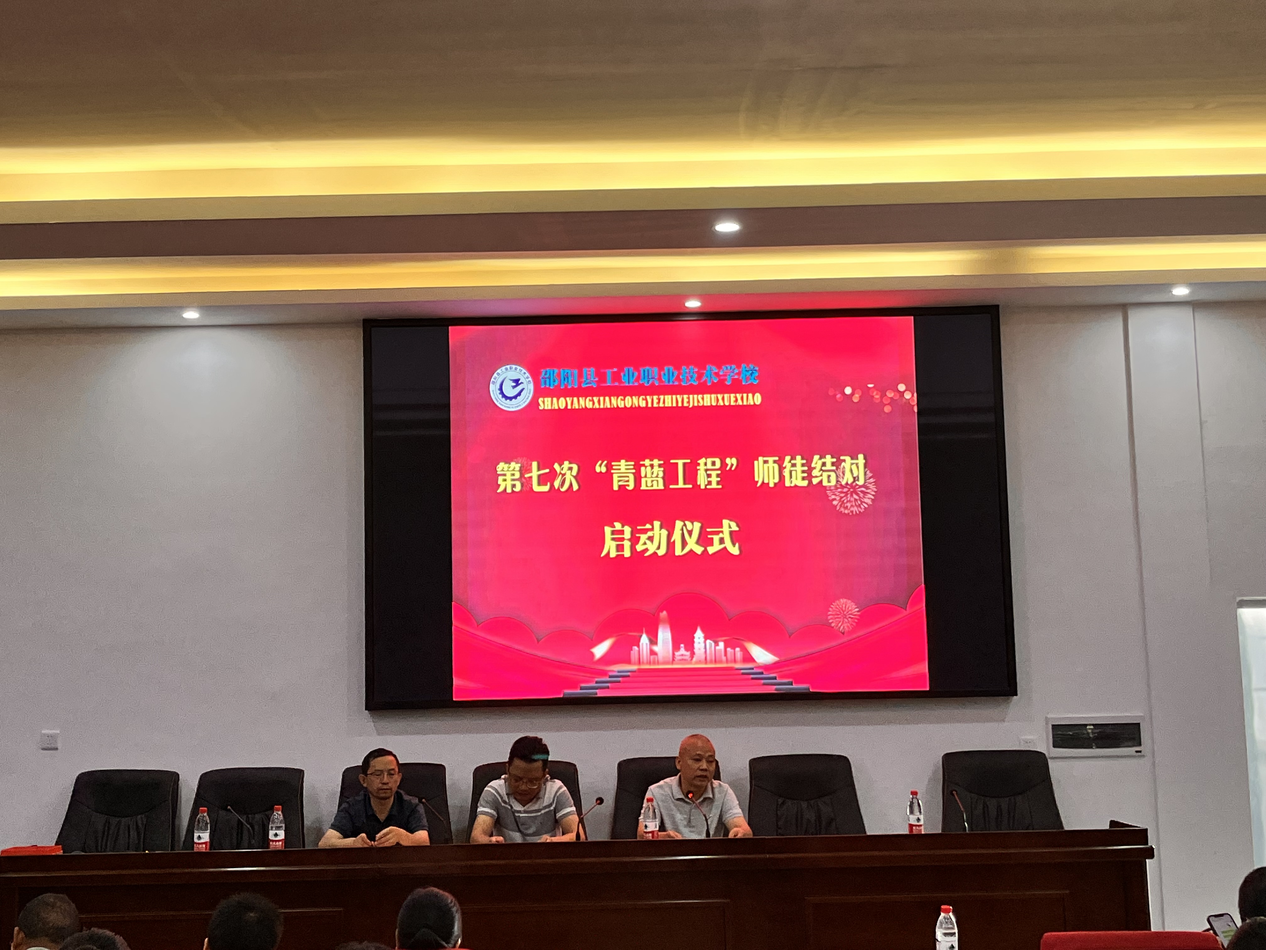 春泥护花帮传带，青蓝戮力谱芳华