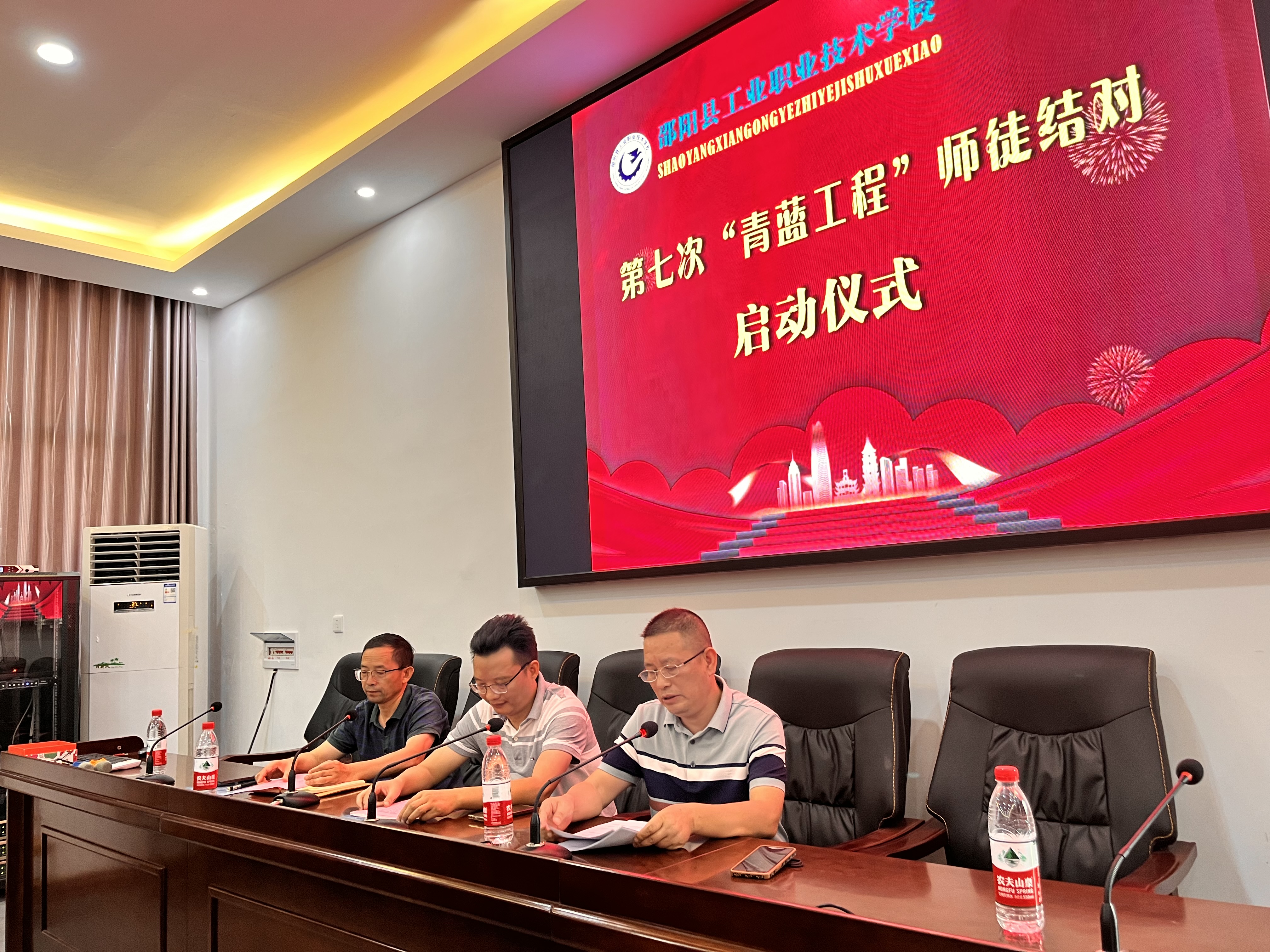 春泥护花帮传带，青蓝戮力谱芳华